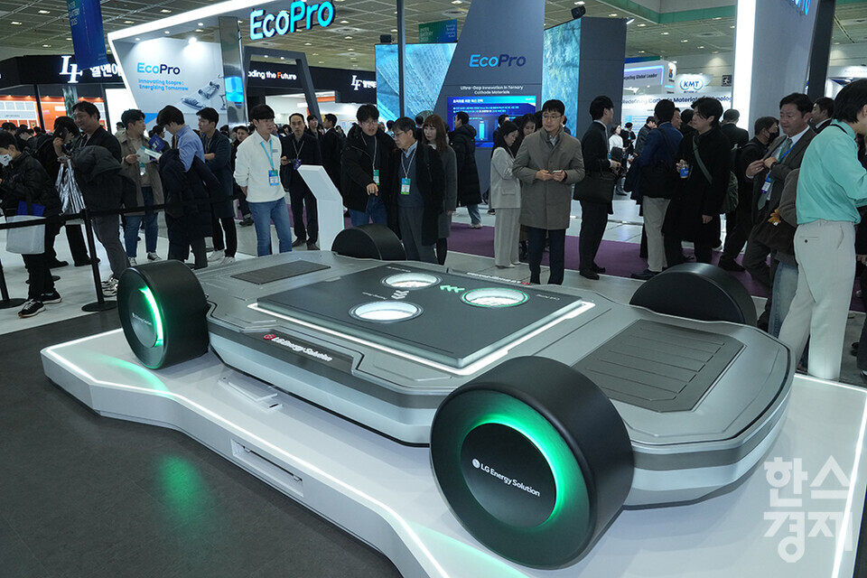 5일 서울 강남구 코엑스에서 국내 최대 배터리 전시회인 '인터배터리 2025'가 열리고 있다. 관람객들이 LG에너지솔루션 부스에서 CAS(차별화된 모듈/팩 솔루션) 모형을 살피고 있다. /최대성 기자 dpdaesung@sporbiz.co.kr 2025.03.05.