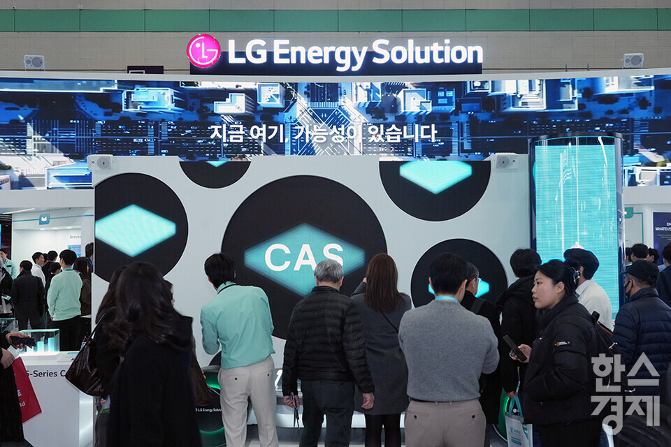 5일 서울 강남구 코엑스에서 국내 최대 배터리 전시회인 '인터배터리 2025'가 열리고 있다. 관람객들이 LG에너지솔루션 부스에서 CAS(차별화된 모듈/팩 솔루션) 모형을 살피고 있다. /최대성 기자 dpdaesung@sporbiz.co.kr 2025.03.05.