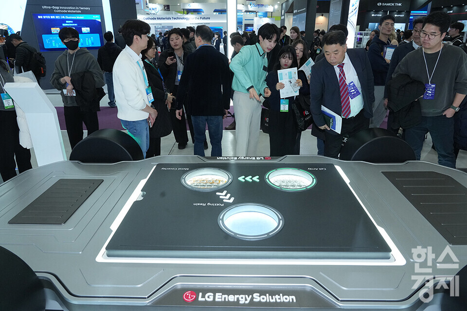 5일 서울 강남구 코엑스에서 국내 최대 배터리 전시회인 '인터배터리 2025'가 열리고 있다. 관람객들이 LG에너지솔루션 부스에서 CAS(차별화된 모듈/팩 솔루션) 모형을 살피고 있다. /최대성 기자 dpdaesung@sporbiz.co.kr 2025.03.05.