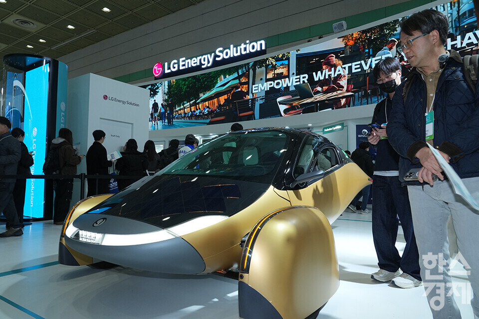 5일 서울 강남구 코엑스에서 국내 최대 배터리 전시회인 '인터배터리 2025'가 열리고 있다. 관람객들이 LG에너지솔루션 부스에서 태양광 전기차 압테라(aptera)를 살피고 있다. /최대성 기자 dpdaesung@sporbiz.co.kr 2025.03.05.