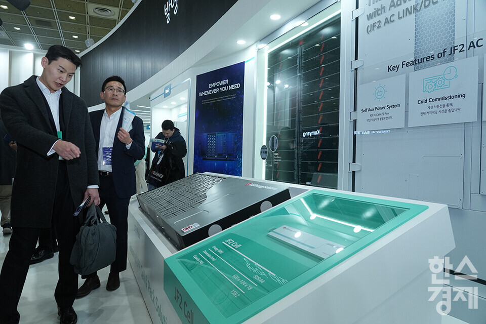 5일 서울 강남구 코엑스에서 국내 최대 배터리 전시회인 '인터배터리 2025'가 열리고 있다. 관람객들이 LG에너지솔루션 부스에서 배터리 셀 JF2를 살피고 있다. /최대성 기자 dpdaesung@sporbiz.co.kr 2025.03.05.