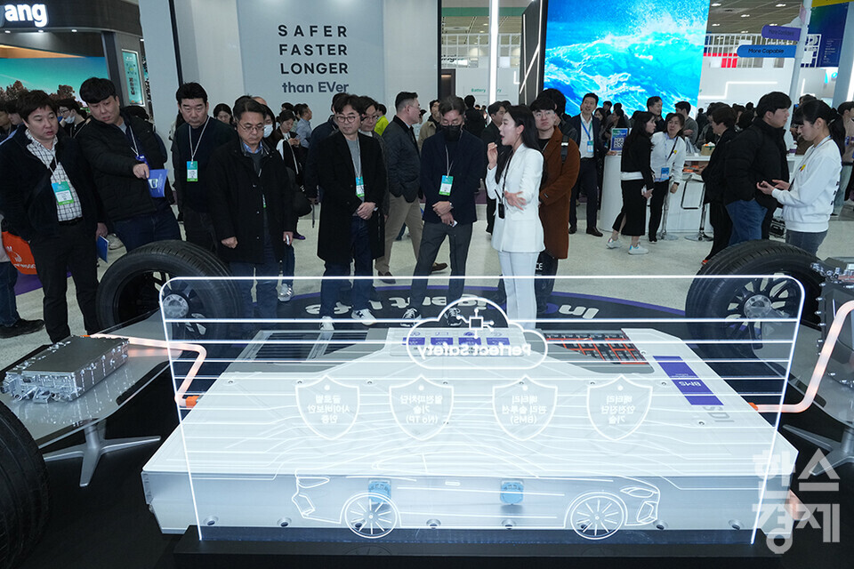 5일 서울 강남구 코엑스에서 국내 최대 배터리 전시회인 '인터배터리 2025'가 열리고 있다. 관람객들이 삼성 SDI 부스에서 각형 배터리를 사용한 전기차 모형을 살피고 있다. /최대성 기자 dpdaesung@sporbiz.co.kr 2025.03.05.