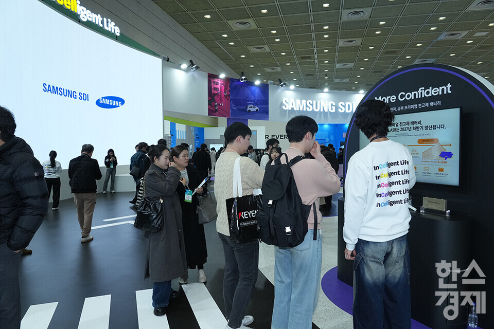 5일 서울 강남구 코엑스에서 국내 최대 배터리 전시회인 '인터배터리 2025'가 열리고 있다. 관람객들이 삼성 SDI 부스의 전시물을 살피고 있다. /최대성 기자 dpdaesung@sporbiz.co.kr 2025.03.05.