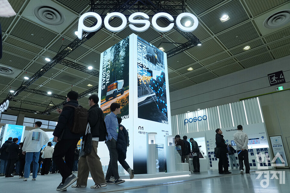 5일 서울 강남구 코엑스에서 국내 최대 배터리 전시회인 '인터배터리 2025'가 열리고 있다. 포스코 부스에 많은 관람객들이 붐비고 있다. /최대성 기자 dpdaesung@sporbiz.co.kr 2025.03.05.