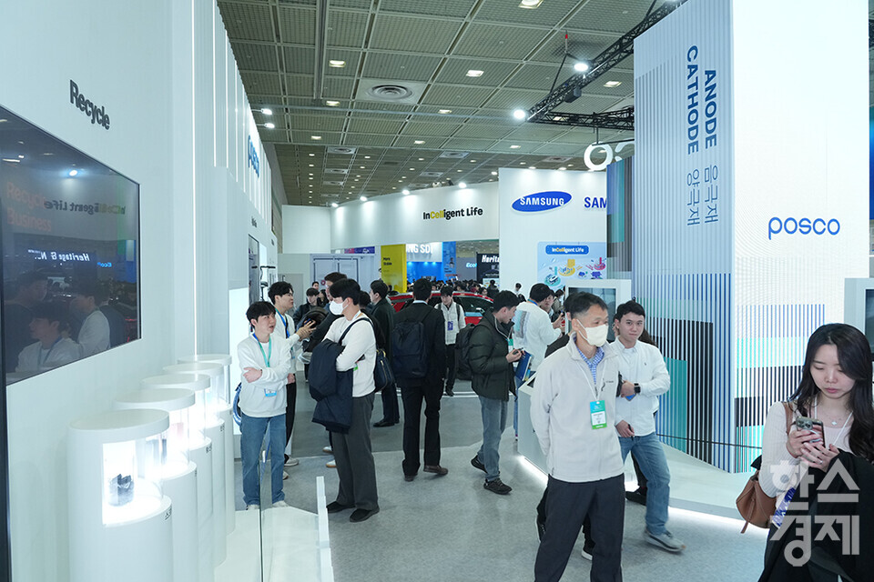 5일 서울 강남구 코엑스에서 국내 최대 배터리 전시회인 '인터배터리 2025'가 열리고 있다. 포스코 부스에 많은 관람객들이 붐비고 있다. /최대성 기자 dpdaesung@sporbiz.co.kr 2025.03.05.