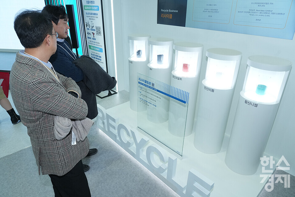 5일 서울 강남구 코엑스에서 국내 최대 배터리 전시회인 '인터배터리 2025'가 열리고 있다. 관람객들이 포스코 부스의 리사이클존을 살피고 있다. /최대성 기자 dpdaesung@sporbiz.co.kr 2025.03.05.