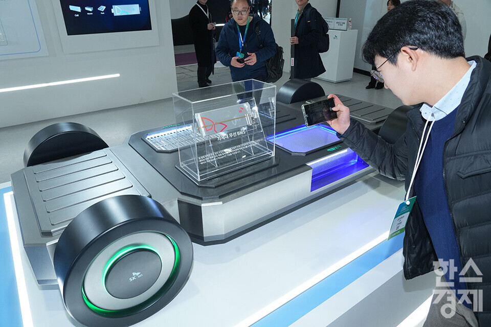 5일 서울 강남구 코엑스에서 국내 최대 배터리 전시회인 '인터배터리 2025'가 열리고 있다. 한 관람객이 SK온 부스에서 무선 BMS(배터리 관리 시스템) 전시물을 살피고 있다. /최대성 기자 dpdaesung@sporbiz.co.kr 2025.03.05.