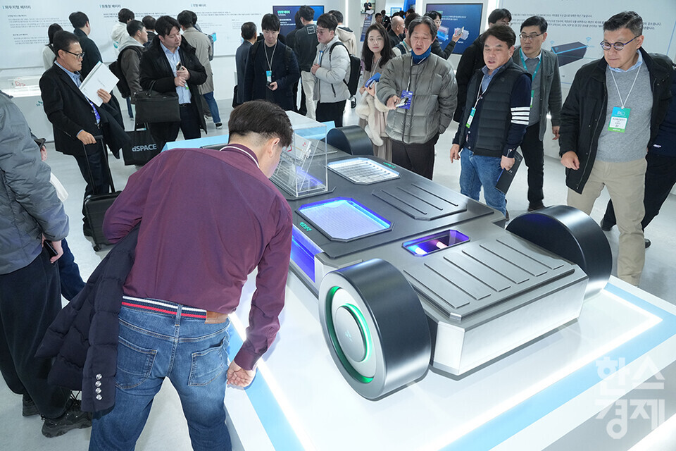 5일 서울 강남구 코엑스에서 국내 최대 배터리 전시회인 '인터배터리 2025'가 열리고 있다. 많은 관람객이 SK온 부스에서 무선 BMS(배터리 관리 시스템) 전시물을 살피고 있다. /최대성 기자 dpdaesung@sporbiz.co.kr 2025.03.05.