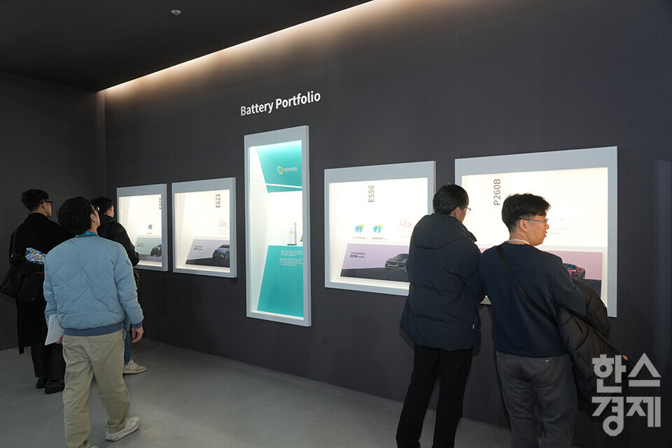 5일 서울 강남구 코엑스에서 국내 최대 배터리 전시회인 '인터배터리 2025'가 열리고 있다. 많은 관람객이 SK온 부스에서 배터리 포트폴리오를 감상하고 있다. /최대성 기자 dpdaesung@sporbiz.co.kr 2025.03.05.