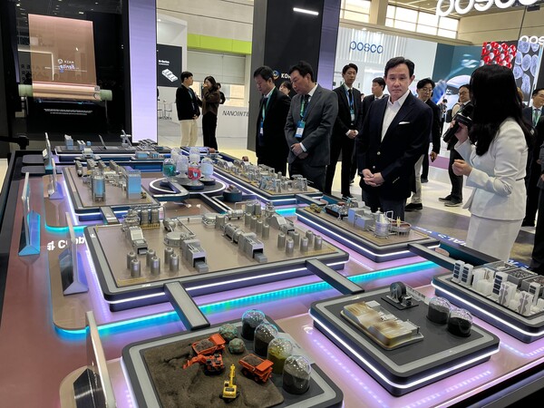 고려아연 최윤범 회장이 6일 인터배터리 2025 고려아연 부스를 찾았다. / 한스경제