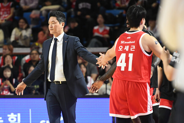 전희철 서울 SK 나이츠 감독과 오세근. /KBL 제공