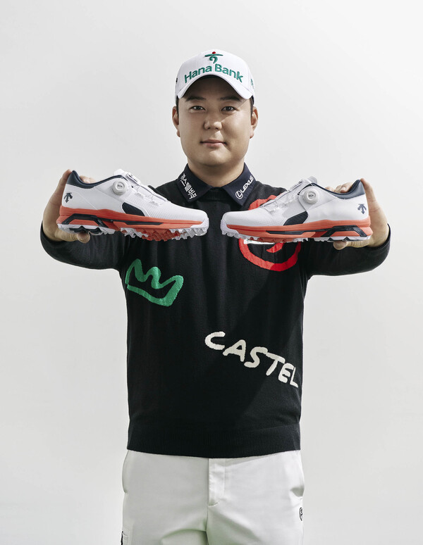 아크먼트 프로 골프화를 신는 함정우. /데상트골프 제공