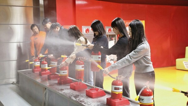 현대글로비스 직원들이 지난 4일 서울 광진구 광나루안전체험관에서 소화기를 이용한 가상 화재 진압 체험을 하고 있다./ 현대글로비스 제공