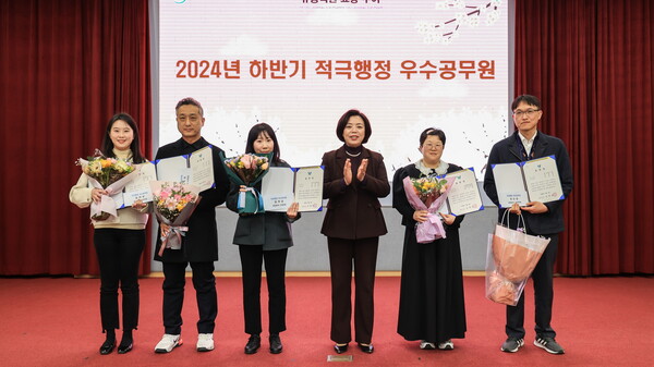 과천시 적극행정 우수공무원 표창 수상자(왼쪽부터 전채윤 주무관, 김성대 주무관, 최유진 주무관, 신계용 과천시장, 윤미현 팀장, 성연호 주무관)./ 과천시 제공