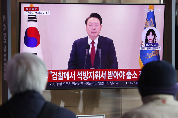 법원이 윤석열 대통령의 구속 취소 청구를 인용한 7일 서울역 대합실에 관련 뉴스가 나오고 있다. 사진=연합뉴스