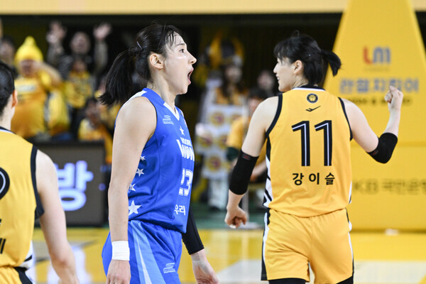아산 우리은행 김단비(왼쪽)와 청주 KB 강이슬. /WKBL 제공
