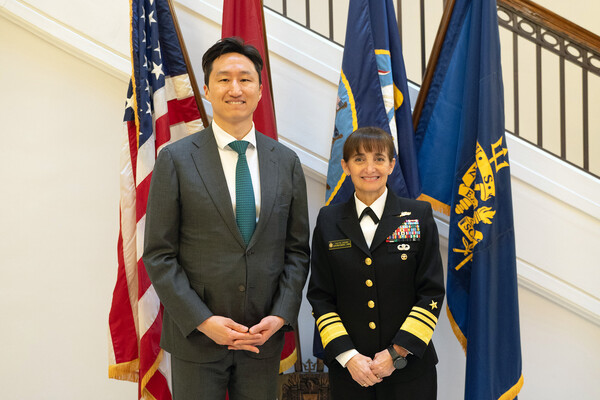 정기선 HD현대 수석부회장(왼쪽)이 현지 시간 7일 미국 해군사관학교를 방문해 이벳 M. 데이비스 교장과 기념사진을 촬영하고 있다./ HD현대 제공