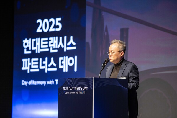 '2025 현대트랜시스 파트너스 데이'에서 백철승 대표가 환영사를 하고 있다./현대트랜시스