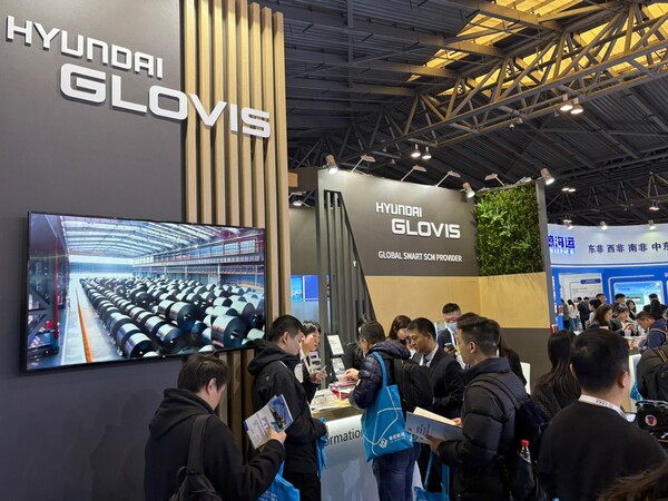 현지시간 지난 6~7일 중국 상하이 월드엑스포 컨벤션센터에서 열린 ‘월드 브레이크벌크 엑스포(WBX) 2025’서 현대글로비스 홍보 부스에 참관객들이 방문하고 있다./현대글로비스 