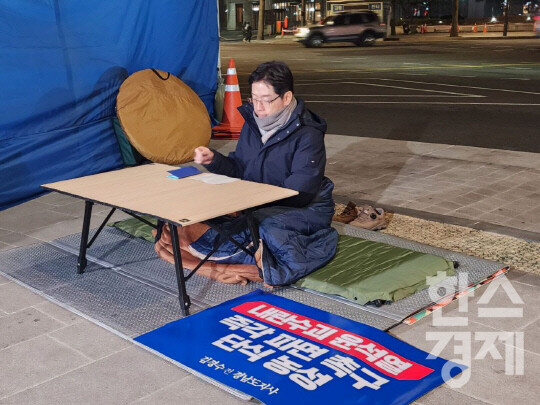 김경수 전 경남지사가 9일 저녁 서울 종로구 경복궁역 인근에서 윤석열 대통령 파면을 촉구하는 단식 농성을 하고 있다. 사진=김경수 전 경남지사 측 제공