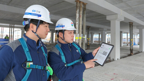 AI기반 공사 매뉴얼 ‘자이북’ 현장 적용 모습. /GS건설 제공