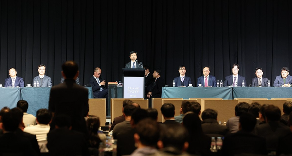 고려아연의 경영권 분쟁이 법원의 판결로 새로운 국면에 접어들었다. 서울중앙지법이 지난 7일 영풍·MBK파트너스가 제기한 지난 1월 임시주주총회 결의 효력 정지 가처분 신청을 일부 인용하며, 영풍·MBK파트너스의 의결권을 인정하면서다. / 고려아연