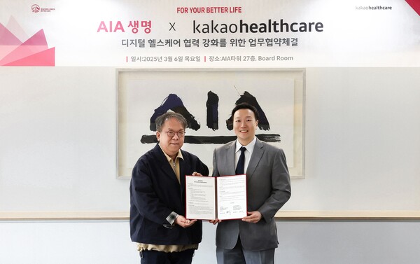 지난 6일 카카오헬스케어와 AIA생명이 서울 중구 AIA생명 본사에서 디지털 헬스케어 협력을 위한 업무협약식을 진행했다. (왼쪽) 황희 카카오헬스케어 대표이사, (오른쪽) 네이슨 촹 대표이사./카카오헬스케어