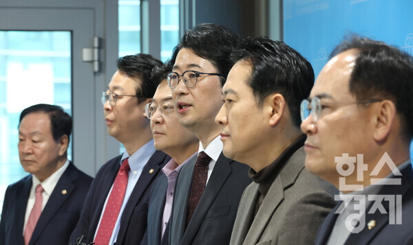 국민의힘 주진우 의원을 비롯한 비상계엄 국정조사 특별위원회 위원들이 10일 국회 소통관에서 오동운 공수처장 고발 회견을 마친 뒤 취재진의 질문에 답변하고 있다. 사진=연합뉴스 제공