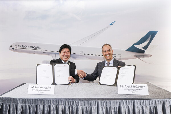 이영철 SK에너지 마케팅본부장(왼쪽)과 알렉스 맥고완 캐세이퍼시픽항공 운영 및 서비스 제공 최고 책임자(오른쪽)가 10일 홍콩 캐세이퍼시픽항공 본사에서 SAF 공급 계약을 체결하고 있다. / SK에너지