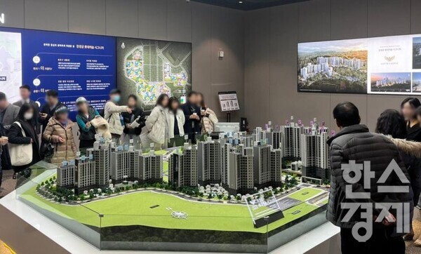 방문객들이 ’창경궁 롯데캐슬 시그니처’ 견본주택을 둘러보고 있다. 사진=롯데건설 제공