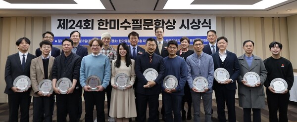 한미약품 본사에서 열린 ‘제24회 한미수필문학상’ 시상식에서 수상자들이 상패를 들고 기념촬영을 하고 있다. /한미약품 제공