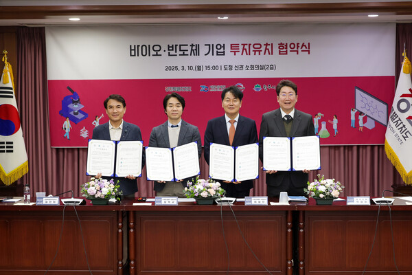 (왼쪽부터) 김진태 강원특별자치도지사, 김덕규 제론셀베인 대표이사, 이상선 파인플로우 대표이사, 원강수 원주시장. /제론셀베인 제공