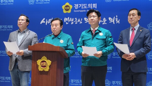 경기도의회 포천 지역구 김성남·윤충식 의원은 11일 지난 3월 6일 포천시 이동면 노곡리에서 발생한 전투기 폭탄 오폭 사고에 대해 신속한 피해 복구와 지원을 촉구했다./ 김두일 기자