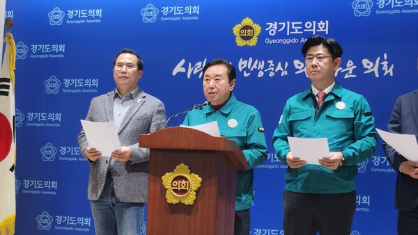 김성남 의원은 “사고 지역 주변에 밀집한 축산 단지들이 직·간접적인 피해를 입었을 가능성이 크다”며, 가축들이 소음과 진동에 취약해 성장 지연, 번식 장애 등 다양한 문제를 겪을 수 있다고 경고했다./ 김두일 기자