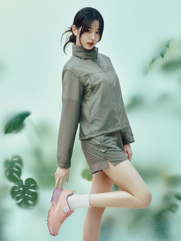 아이더 제품을 착용한 채 포즈를 취하고 있는 장원영. /아이더 제공