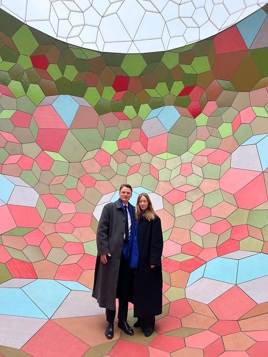 주한 덴마크 대사대리 ‘숨결의 지구’ 작품 관람하고 기념 촬영. /사진=신안군