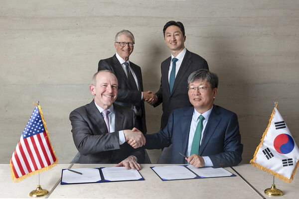 (오른쪽부터) 원광식 HD현대중공업  해양에너지사업본부장, 정기선 HD현대  수석부회장, 빌 게이츠 테라파워  창업자, 크리스 르베크 최고경영자가 협약 체결 후 기념 촬영을 하고 있다./HD현대