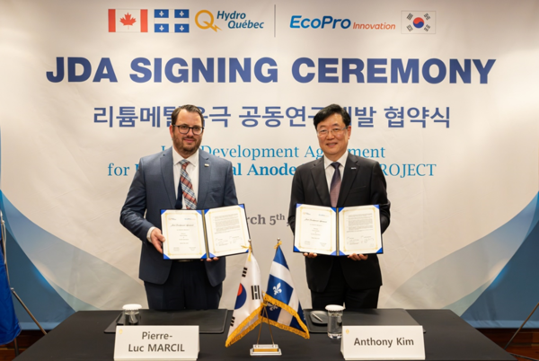 김윤태 에코프로이노베이션 대표(오른쪽)와 피에르 뤽 막실 하이드로퀘백 연구총책임자는 지난 5일 서울 인터콘티넨탈 호텔에서 ‘차세대 리튬메탈음극 공동개발’을 위한 협약을 체결했다./에코프로이노베이션