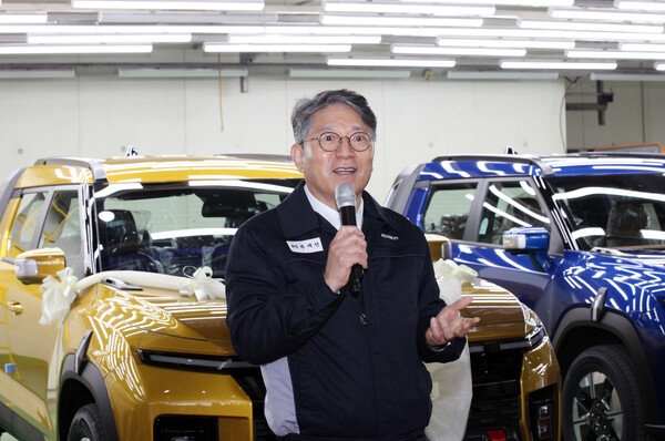 지난 11일 경기 평택시에 위치한 KGM 평택공장애서 열린 ‘무쏘 EV’ 양산 기념식에서 곽재선 KG모빌리티 회장이 격려사를 하고 있다./ KG모빌리티