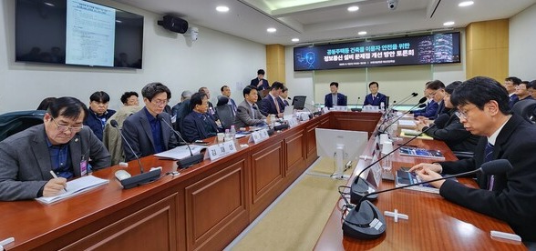 한국정보통신기술사회는 12일 국회의원회관에서 정동영·김정호 국회의원과 함께 '공동주택 등 건축물 이용자 안전을 위한 정보통신설비 문제점 개선 방안 토론회'를 개최했다./한국정보통신기술사회