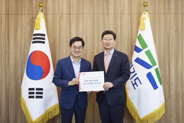 이상일 용인특례시장은 지난해 4월 12일 김동연 경기도지사를 만나 광교 송전철탑 이설과 관련한 시의 입장을 전했다./ 용인특례시 제공