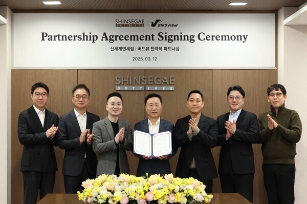 지난 12일 서울 중구 신세계디에프 본사에서 신세계면세점과 뷰티 플랫폼 ‘화해’를 운영하는 화해가 K뷰티 글로벌 콘텐츠 강화를 위한 전략적 파트너십을 체결했다. (왼쪽부터) 이정욱 신세계디에프 상품본부장 전무, 양호진 영업본부장 전무, 이웅 버드뷰 대표, 유신열 신세계디에프 대표, 김경일 버드뷰 대표, 채정원 MD담당 상무, 정시욱 GBO(글로벌 비즈니스 총괄). / 신세계면세점 제공