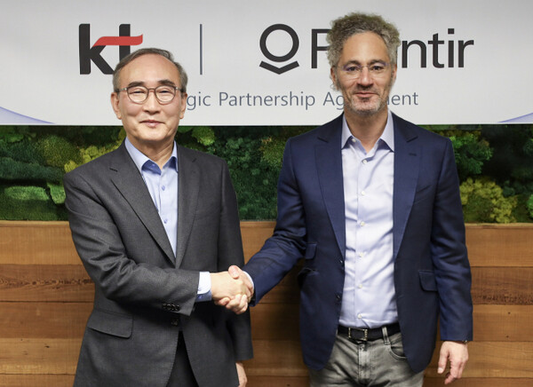 김영섭 KT 대표(좌)와 알렉스 카프 팔란티어 최고경영자(CEO)가 12일(현지 시간) 미국에서 AX 사업 가속화를 위한 전략적 파트너십을 체결했다. / KT