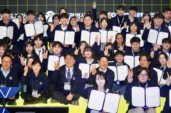 강기정 광주광역시장이 13일 광주실감콘텐츠큐브(GCC) VX스튜디오에서 열린 ‘GCC사관학교’ 제2기 교육생 입교식에 참석, 기념촬영을 하고 있다./광주광역시 제공