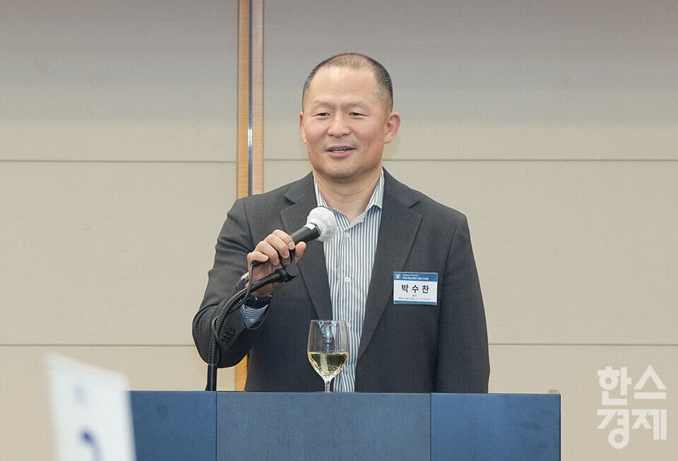 14일 오후 서울 관악구 서울대학교 호암교수회관에서 제5기 지속가능 ESG 전문가과정 출범식이 열리고 있다. 박수찬 4기 원우회 총무가 응원의 한마디를 하고 있다. /최대성 기자 dpdaesung@sporbiz.co.kr 2025.03.14.