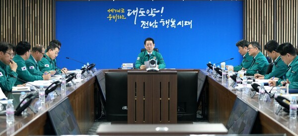김영록 전남도지사가 14일 도청 재난상황실에서 영암군 한우농장 구제역 발생에 따른 긴급 방역대책 점검 회의를 주재하고 있다. /사진=전남도