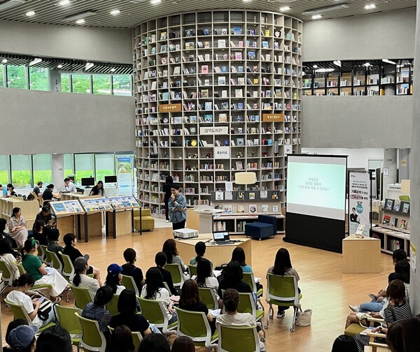 성복도서관의 작가강연 프로그램 현장 모습. 용인특례시(시장 이상일)는 올해도 도서관 인프라 구축과 장서 확충, 다양한 독서 프로그램 마련 등을 통해 대한민국 최고의 독서문화 도시로서의 위상을 더욱 확고히 할 계획이다./ 용인특례시 제공