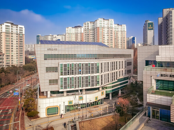 수지구 상현도서관. 용인특례시 도서관사업소는 올해도 시민 누구나 쾌적한 환경에서 독서를 즐길 수 있도록 ‘2025년 용인시 도서관 독서문화행사 연간 운영 계획’을 수립했다./ 용인특례시 제공