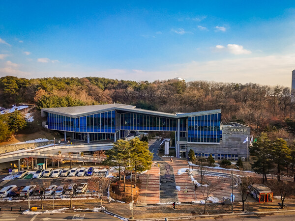 기흥도서관 전경. 용인의 공공도서관 회원으로 등록된 시민은 약 34만명이다. 110만 용인시민 중 30%가 넘는 인원이 도서관을 이용하고 있다./ 용인특례시 제공