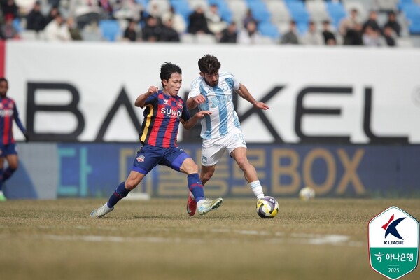 수원FC 이재원과 울산 라카바(오른쪽)가 볼 경합을 벌이고 있다. /한국프로축구연맹 제공
